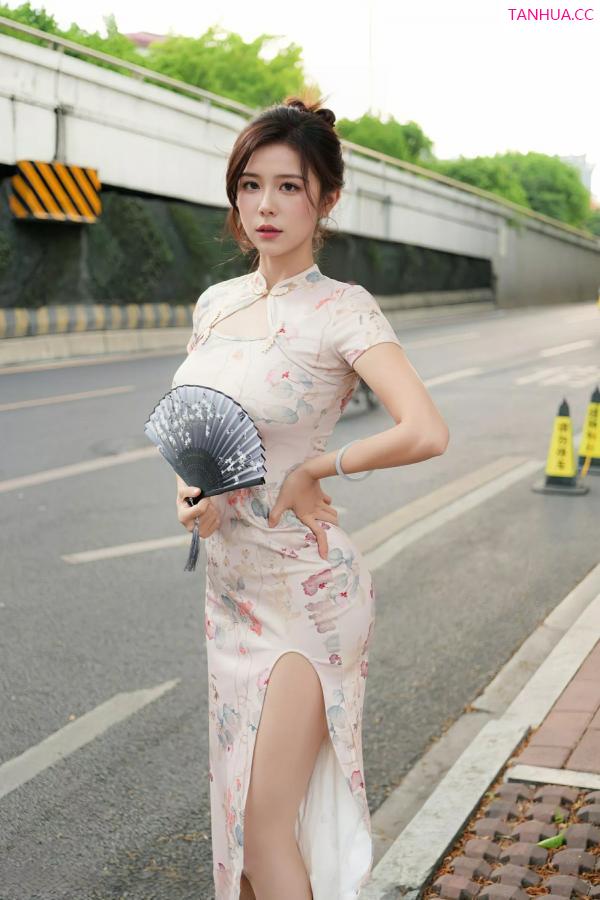   [XiuRen]高清写真图 2025.06.17 No.10419 玫瑰我爱你 浅色旗袍第55张图片
